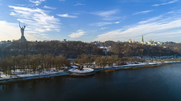 Letecký pohled na lávru kláštera v Kyjev, Ukrajina od drony, západ slunce, zamračená obloha, krásná krajina — Stock fotografie