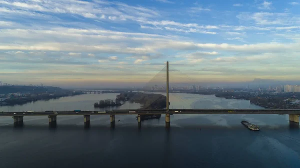 Vista aérea da Ponte Sul. Vista aérea da ponte de cabo do metrô sul. Kiev, Ucrânia . — Fotografia de Stock