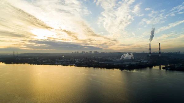 Planta de incineración de basura. Planta incineradora de residuos con chimenea humeante. El problema de la contaminación ambiental por las fábricas — Foto de Stock