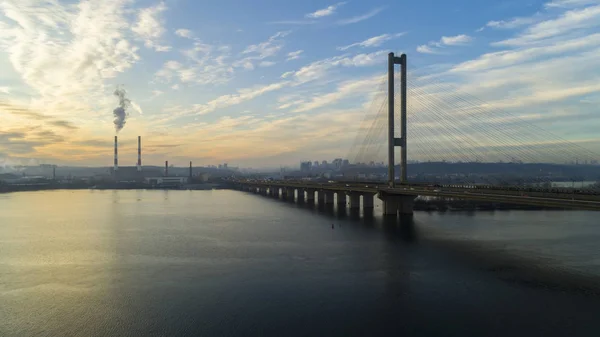 Вид с воздуха на Южный мост. Вид с воздуха на южный кабельный мост метро. Остров, Украина . — стоковое фото