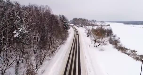Vista aérea da estrada da neve no inverno — Vídeo de Stock