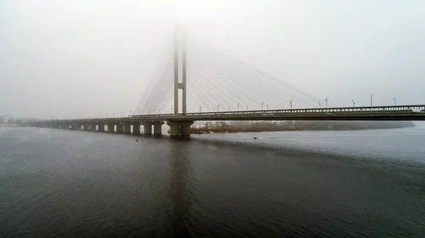 Köprü Sis. Güney Metro kablo Köprüsü'nün havadan görünümü. Kiev, Ukrayna. — Stok fotoğraf
