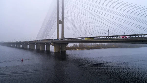 Brücke im Nebel. Luftaufnahme der südlichen U-Bahn-Seilbrücke. Kiew, Ukraine. — Stockfoto