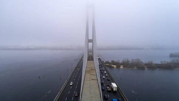 Мост в тумане. Вид с воздуха на южный кабельный мост метро. Остров, Украина . — стоковое фото