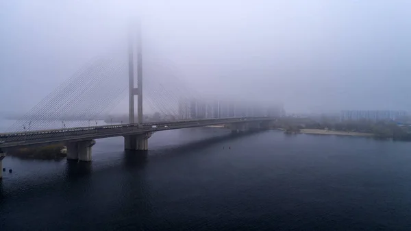 Brug in de mist. Luchtfoto van Zuid metro kabel brug. Kiev, Oekraïne. — Stockfoto