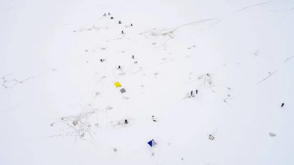 Vista aérea da pesca de inverno. Pescadores montam tendas para pescar à noite . — Fotografia de Stock