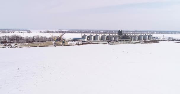 Vista aérea do elevador de grãos grandes no inverno — Vídeo de Stock