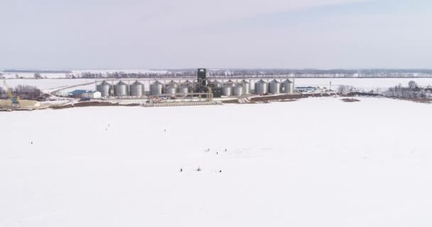 Luchtfoto van de grote graanelevator in de Winter — Stockvideo