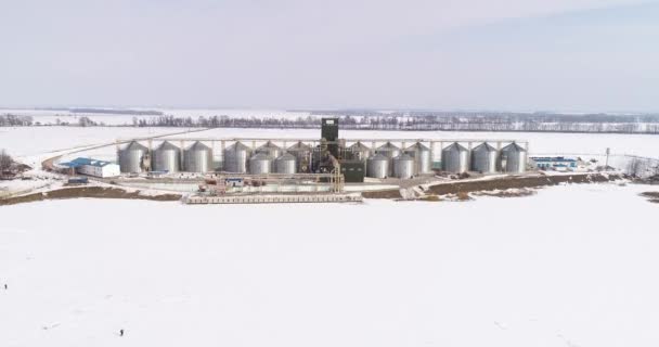 Vista aérea del gran elevador de grano en invierno — Vídeo de stock