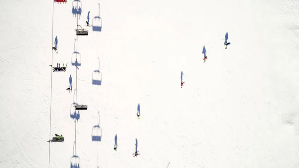 Вид с воздуха на горнолыжный курорт в горах зимой. Плоский лежал — стоковое фото