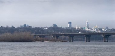 Panorama Paton Köprüsü ve Kiev Pechersk Lavra arka planda. Ukrayna.