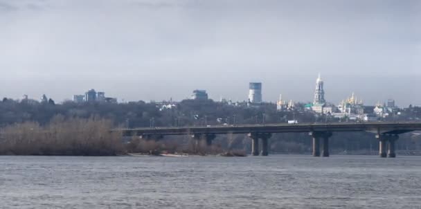 Panorama Paton brug en Kiev Pechersk Lavra op de achtergrond. Oekraïne. — Stockvideo