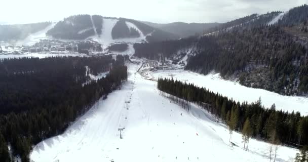 Vista aérea de la estación de esquí en las montañas en invierno — Vídeo de stock