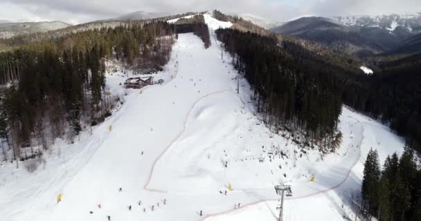 Letecký pohled na lyžařského střediska v horách v zimě — Stock video