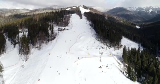 Vista aérea de la estación de esquí en las montañas en invierno — Vídeo de stock