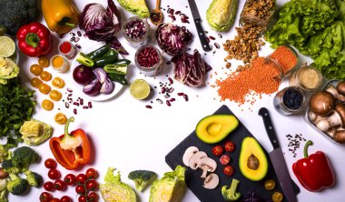 Taze sebze ve meyveler beyaz arka plan üzerinde büyük kümesi. Farklı renkli taze vejetaryen yemek. Düz yatıyordu. Yazıt için bir yer.