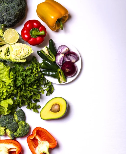 Legumes e frutas saudáveis no fundo branco. Dieta de desintoxicação. Diferentes alimentos vegan frescos coloridos. Deitado. Espaço para texto — Fotografia de Stock