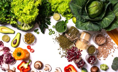 Sağlıklı gıda. Sebze ve meyve beyaz arka plan üzerinde.