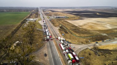 Saldırın ve insanları protesto edin. Yolu kapattılar. Sinirli protestocular hükümete ve mitinglere giden yolu kapatıyor..