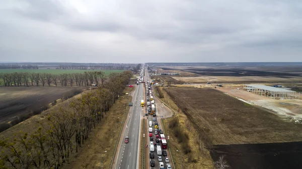Saldırın ve insanları protesto edin. Yolu kapattılar. Sinirli protestocular hükümete ve mitinglere giden yolu kapatıyor..