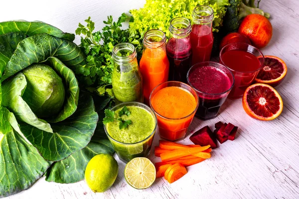 Healthy drink with fruits and vegetables on the white wooden background. — Stock Photo, Image