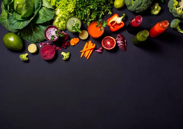 黒の木製の背景で果物や野菜の健康ドリンク。フラットを置く — ストック写真