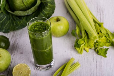 Yeşil sebze Detoks yüzlü cam, ahşap beyaz arka plan Üstten Görünüm