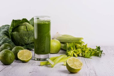 Beyaz zemin üzerinde bir kavanoz kupa saman sağlıklı yeşil yüzlü. Kopya alanı.