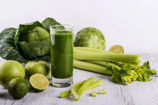 Blandade gröna smoothie med ingredienser på träbord. Dexox dryck — Stockfoto