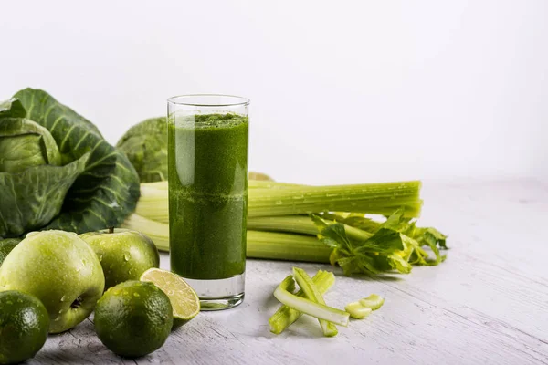 Blandade gröna smoothie med ingredienser på träbord. Dexox dryck — Stockfoto