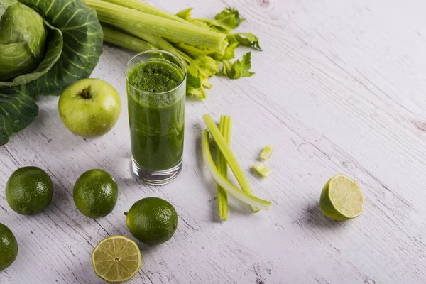 Gröna grönsaker detox smoothie i glas på trä vit bakgrund ovanifrån — Stockfoto