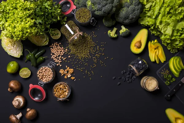 Set di verdure vegane e frutta su sfondo nero. Posa piatta — Foto Stock