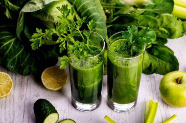 Yeşil ıspanak ve elma ile kahvaltıda sağlıklı güler yüzlü.