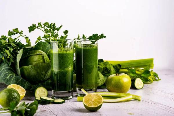 Detoxikační koktejl zdraví s zelený špenát a kale. — Stock fotografie