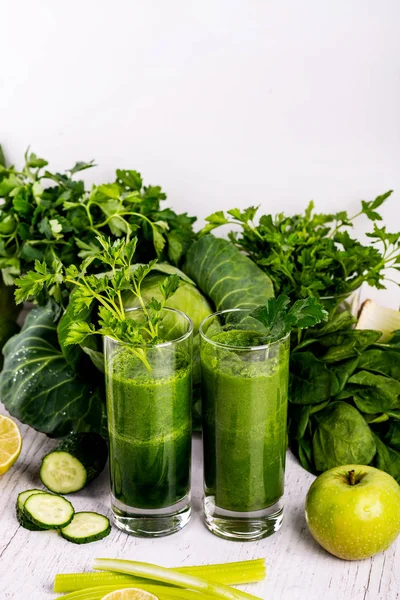 Detoxikační koktejl zdraví s zelený špenát a apple. — Stock fotografie