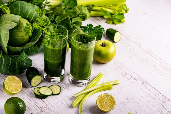 Detox health smoothie with green spinach and apple. — Stock Photo, Image