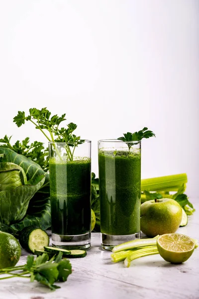 Detox hälso smoothie med grön spenat och grönkål. — Stockfoto