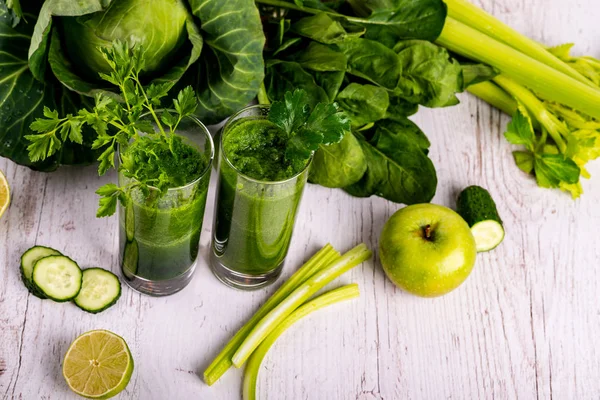Detoxikační koktejl zdraví s zelený špenát a apple. — Stock fotografie
