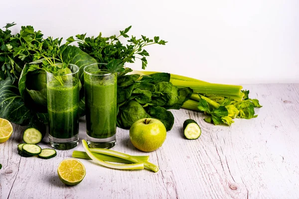 Smoothie santé Detox aux épinards verts et au chou frisé . — Photo