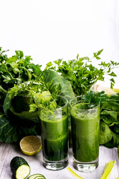 Gezonde smoothie als ontbijt met groene spinazie en appel. — Stockfoto