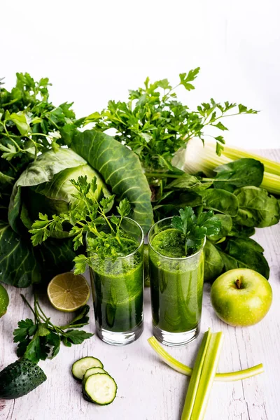 绿色冰沙与水果和蔬菜在白色木背景. — 图库照片