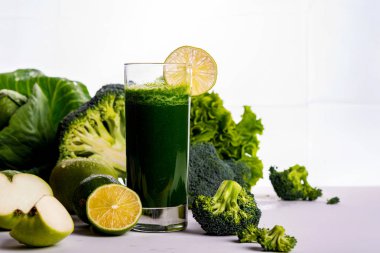 Elma ve karnabahar Beyaz ahşap zemin üzerine Yeşil yüzlü. Çiğ yiyecek ve içecek. Kopya alanı