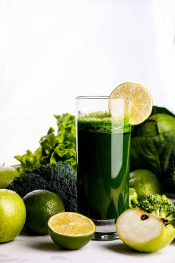 Elma ve limon Beyaz ahşap zemin üzerine Yeşil yüzlü. Çiğ yiyecek ve içecek. Kopya alanı