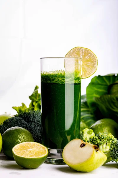 Batido verde con manzana y limón sobre fondo de madera blanca. Comida y bebida cruda. Copiar espacio —  Fotos de Stock