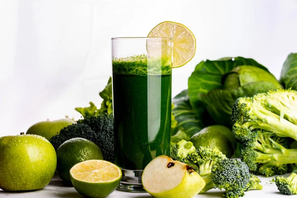 Grön smoothie med äpple och blomkål på vit trä bakgrund. Rå mat och dryck. — Stockfoto