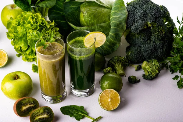 Zelené smoothie nápoje na bílém pozadí dřevěná kiwi a květák. Syrové potraviny a nápoje. — Stock fotografie