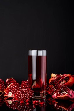 Lezzetli nar siyah arka plan üzerine kokteyl.