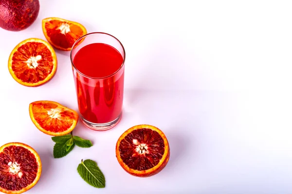 Jugo de naranja siciliano fresco. Bebida siciliana sobre fondo blanco. Copiar espacio . — Foto de Stock