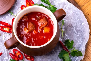 Gulaş geleneksel ev yapımı Avrupa sığır eti güveç çorbası, Macar bograch, yakın çekim, ahşap masada.