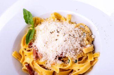 Klasik Carbonara makarna, pancetta, pastırma, yumurta, parmesan peyniri ve yeşil arugula ile spagetti. Makro